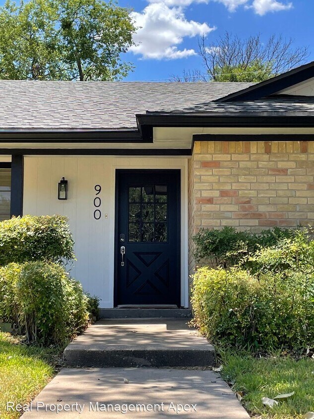 Primary Photo - 4 br, 3 bath House - 900 Woodland West Dr.