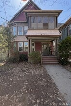 Building Photo - 786 Elm St