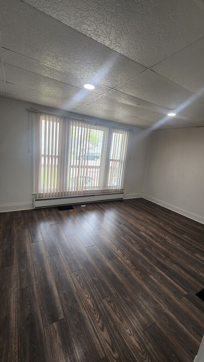 Building Photo - 129 Maple Ave