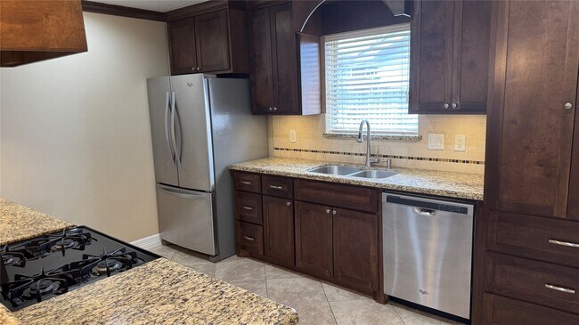Foto del edificio - 3310 Glen Spring Dr