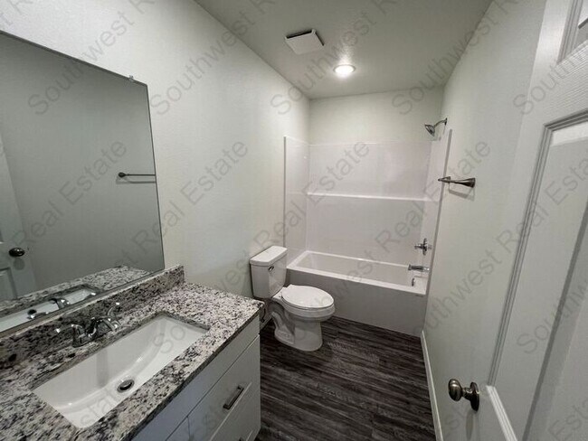 Foto del edificio - New Spacious 2 bedroom 2 bath Duplex.