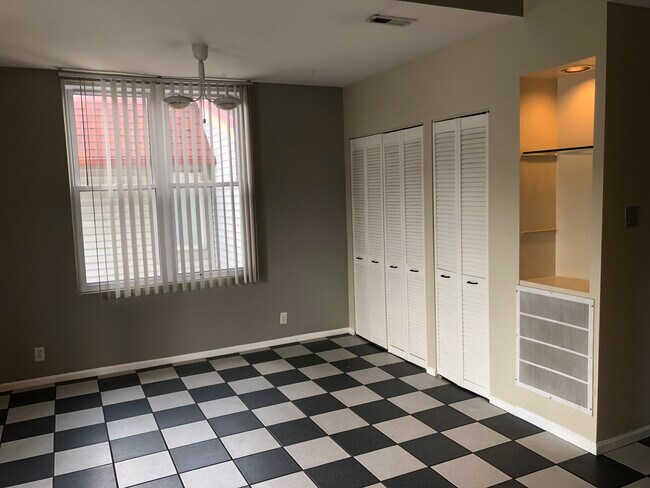 Foto del edificio - 1437 W School St