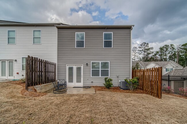 Building Photo - Luxury Townhome and beautiful kitchen   Co...