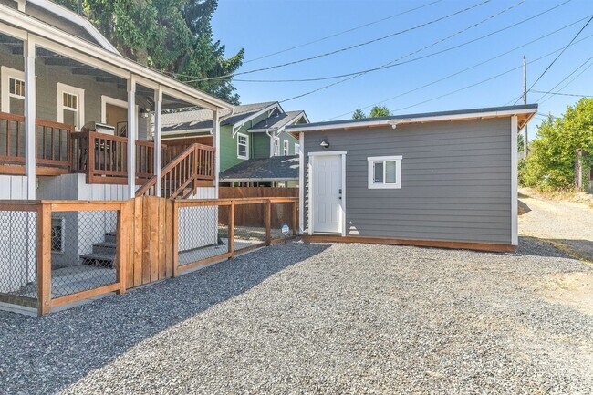 Building Photo - LIM DUPLEX