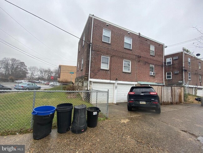 Building Photo - 6434 Oxford Ave