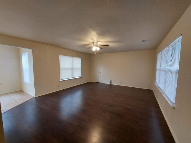 Building Photo - 404 Oakhill Dr