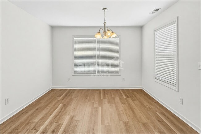 Building Photo - 611 Blue Lake Dr