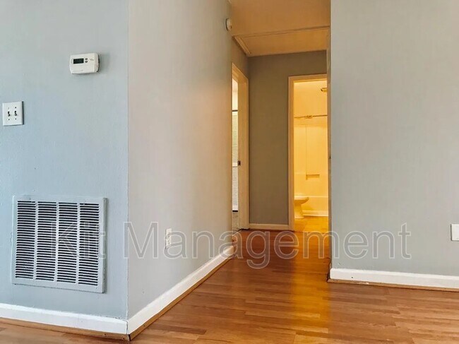 Foto del edificio - 6055 Lewis Ave