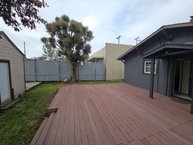 Foto del edificio - 2BR Eureka home features fully-fenced yard!