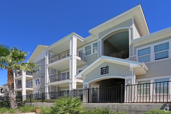 Exterior - Dorel Laredo