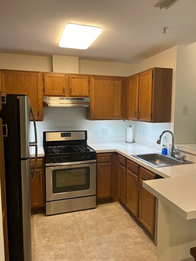 Building Photo - 2 Bedroom Condominium in Sought After Comm...