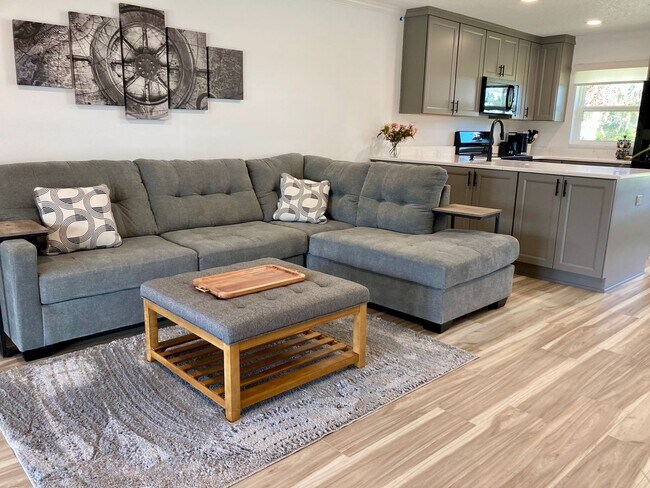 Foto del edificio - Completely remodeled waterfront condo!