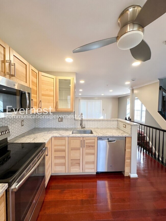 Building Photo - 2 Bed/1.5 Bath Townhome with Garage / Vouchers Accepted / Available Now!