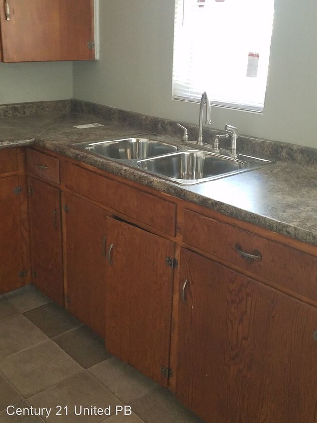 Foto del edificio - 3 br, 1 bath House - 1021 E 6th
