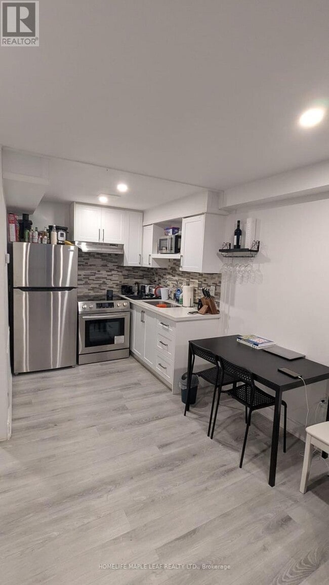 Photo du bâtiment - 200 Lotherton Pathway