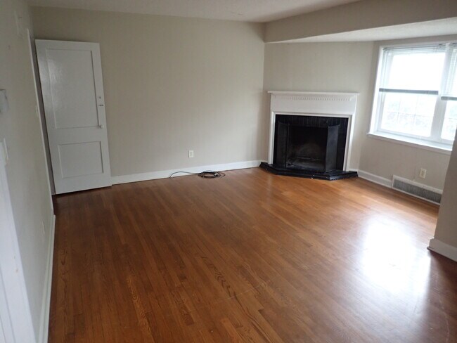 Living Room - 1212 W Murdock St