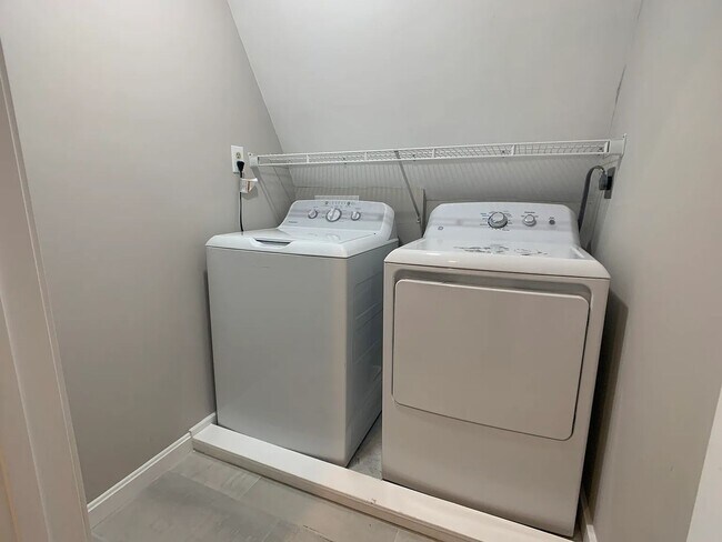 Foto del edificio - No Brokers Fee, Large Unit in Allston Central Heat/AC, In-Unit Laundry, Parking for Rent