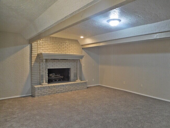 Foto del edificio - Huge 4 Bedroom in West Tulsa