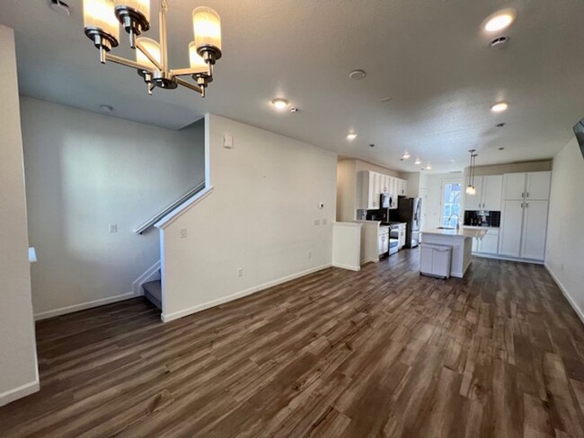 Building Photo - Stunning 2 Bed, 2.5 Bath Townhome