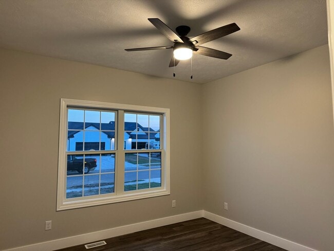 Foto del edificio - New Construction! West side location. 4br, 3bth, 2crg, Finished basement. All new stainless steel...