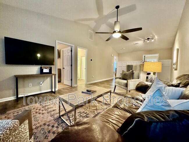 Building Photo - 549 Edgecliff Ln