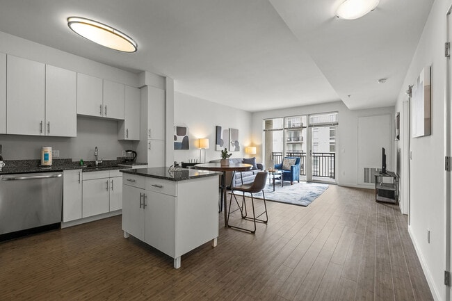 Building Photo - 301 Commons Park S