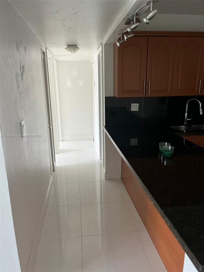 Foto del edificio - 1725 W 60th St