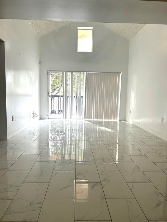 Foto principal - 6296 NW 186th St