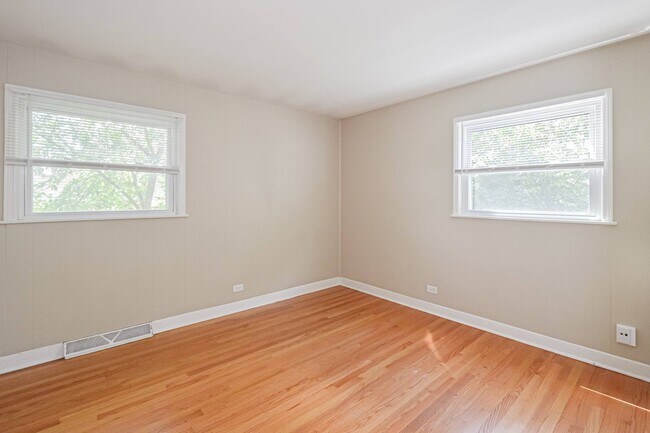 Building Photo - 418 S Kennicott Ave