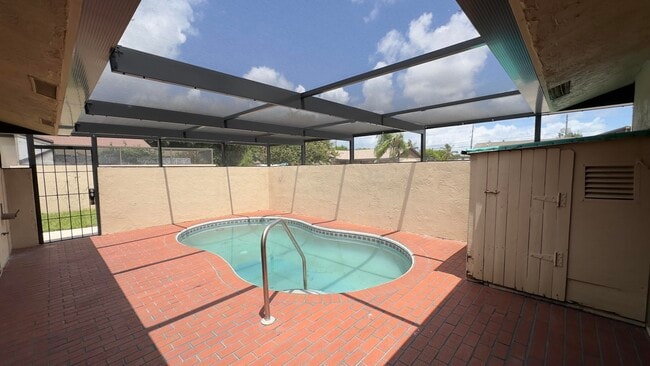 Building Photo - 4765 Sunny Palm Cir