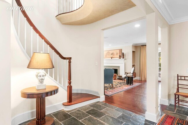 Foto del edificio - 120 Edge of Woods Rd