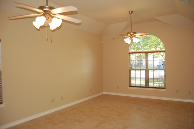 Foto del edificio - 230 New Castle Dr