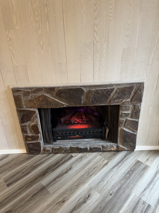 Building Photo - Fully Renovated 2 bedroom, 1.5 bath Apartment with New Appliances and Separate Garage!  Fully Rem...