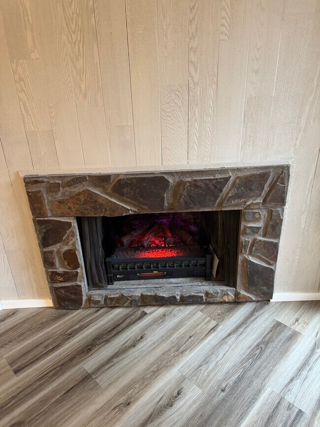 Foto del edificio - Fully Renovated 2 bedroom, 1.5 bath Apartment with New Appliances and Separate Garage!  Fully Rem...