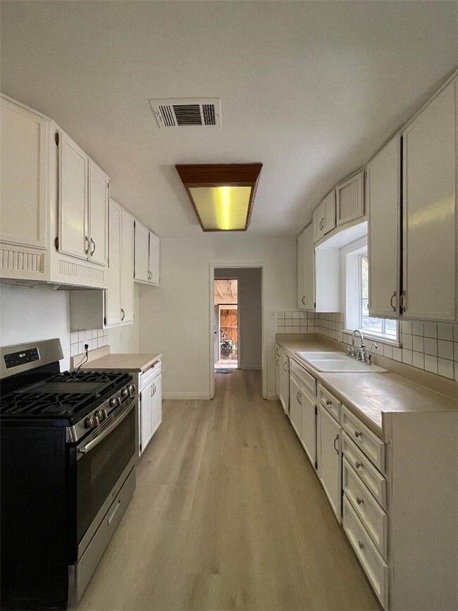 Building Photo - 251 E 43rd St