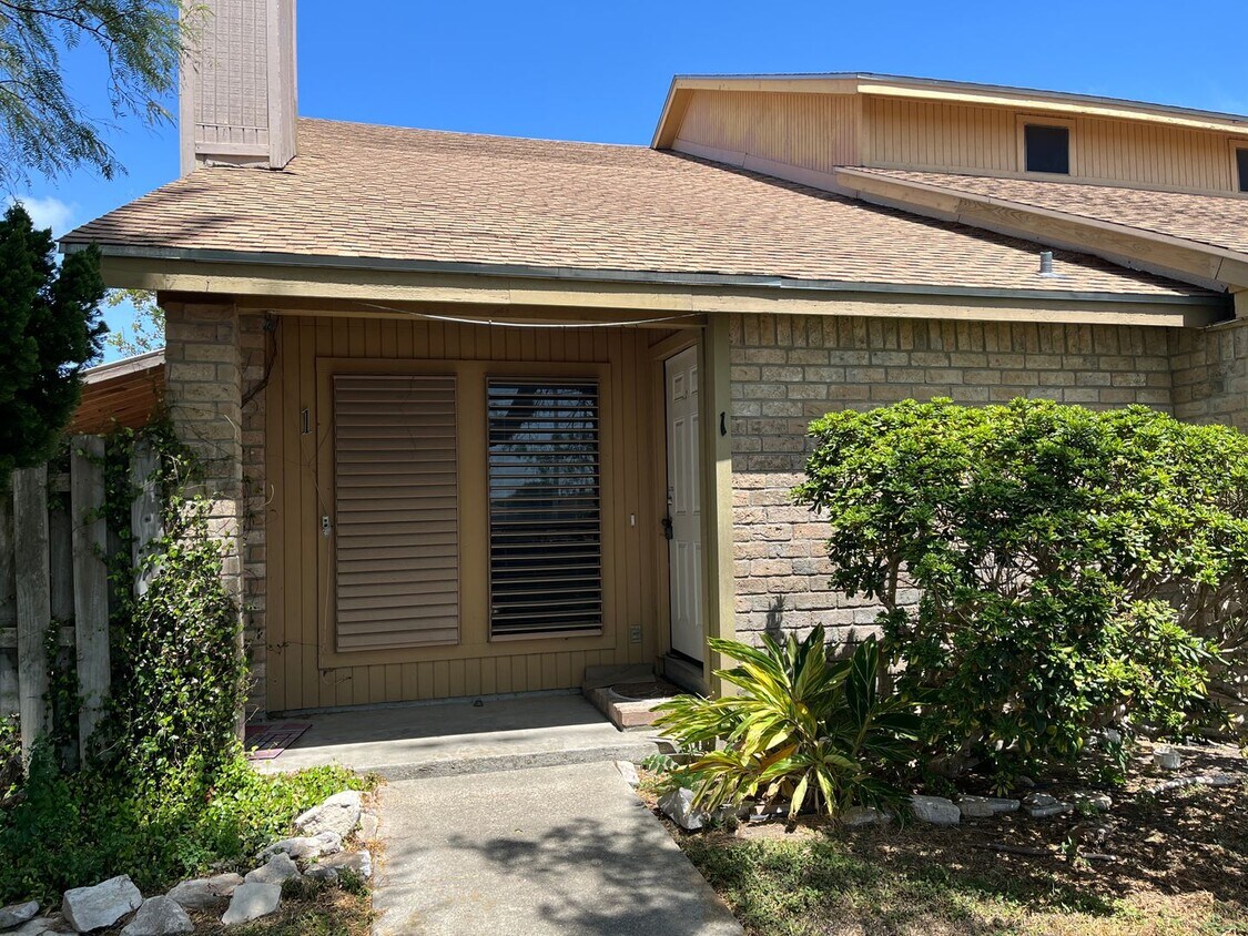 Primary Photo - 2 BEDROOM 2 BATH SOUTH SIDE TOWNHOME