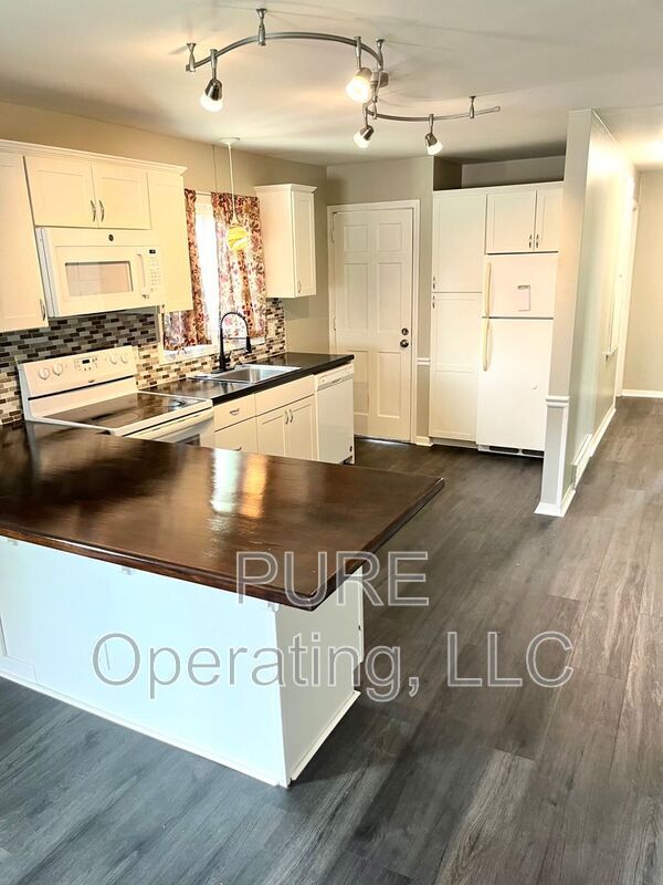 Building Photo - 2402 Ave A