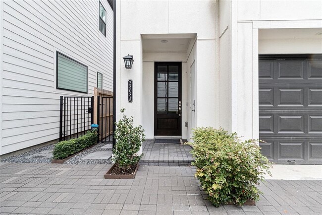 Building Photo - 2808 Grand Fountains Dr