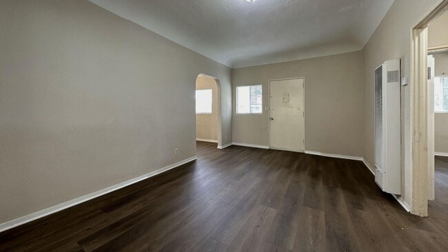 Building Photo - Charming 2 Bedroom 1 Bathroom Home Located...