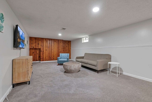 Building Photo - 3695 Montclair Dr