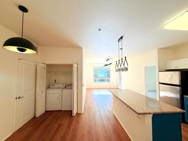 Foto del edificio - Gorgeous Spacious 2 Bedroom - 2 bath Condo with parking in Little Tokyo