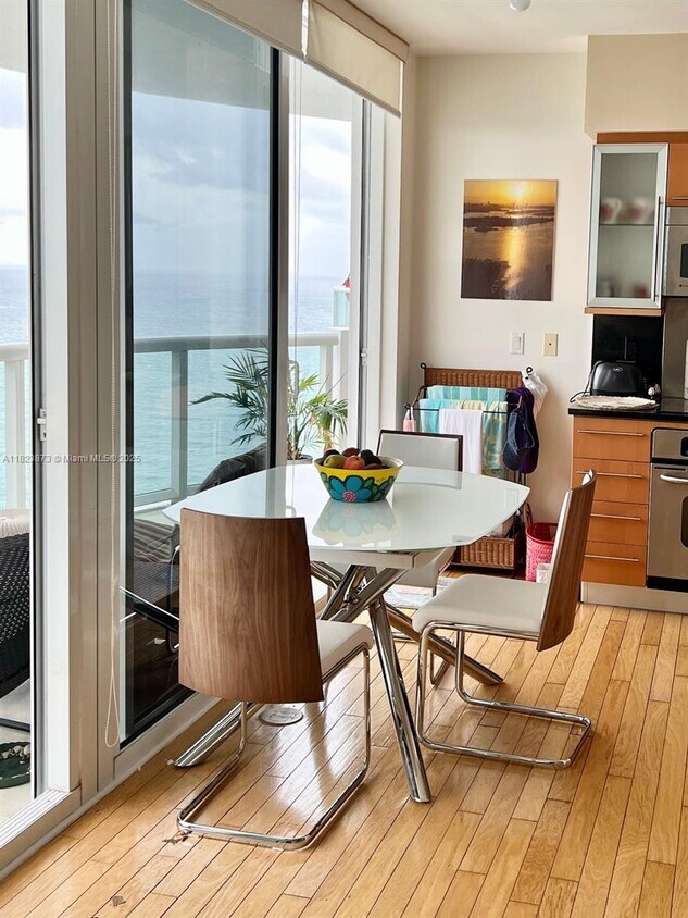 Foto principal - 6365 Collins Ave