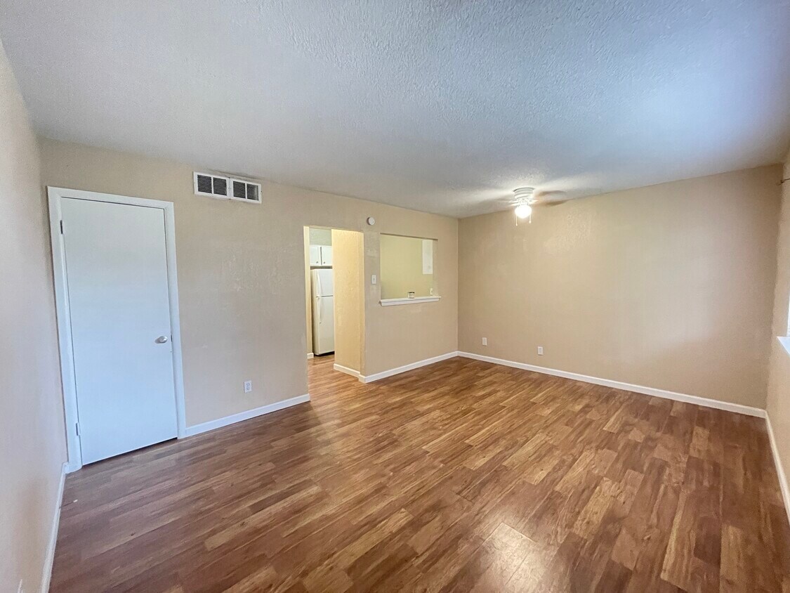 Foto principal - 327 E Locust St