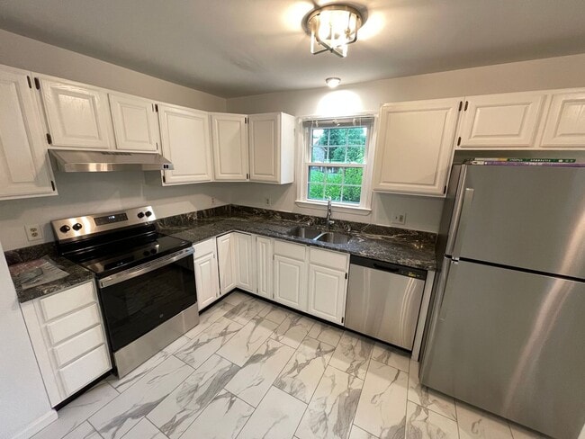 Building Photo - Beautiful Home Large Garage Highly Desired For Rent