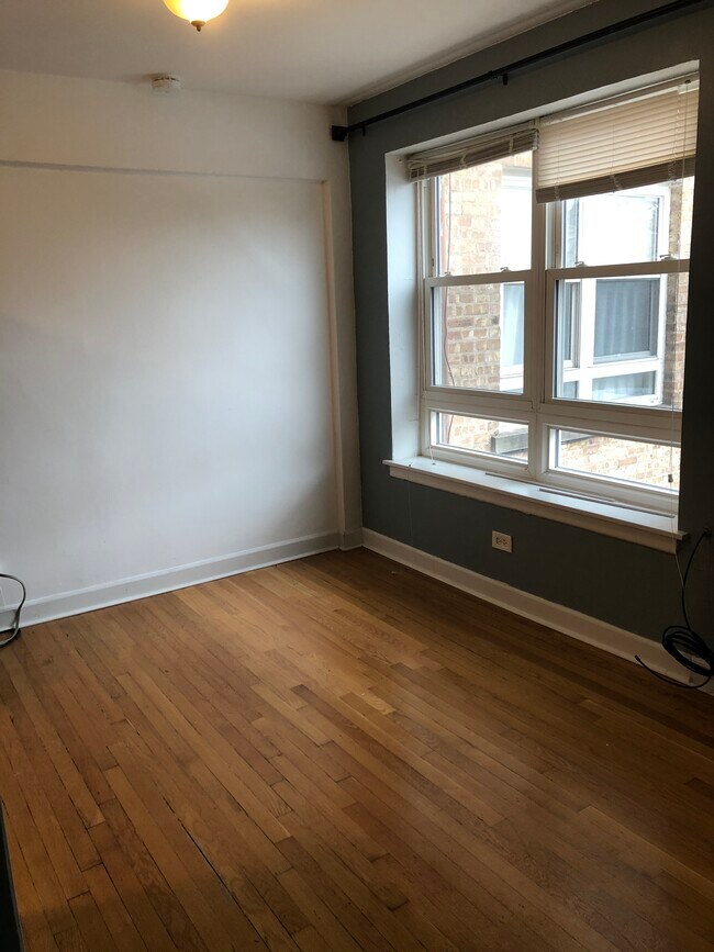 Dining space. - 5335 N California Ave