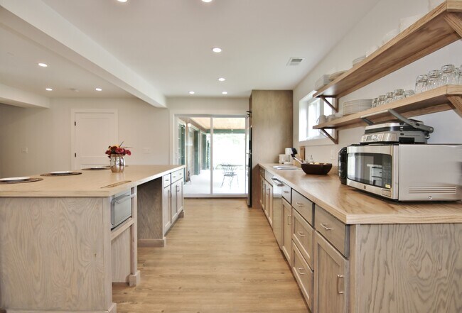 Foto del edificio - 39 Hunting Ridge Rd