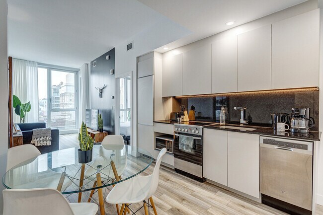 Building Photo - 2061 Rue Stanley