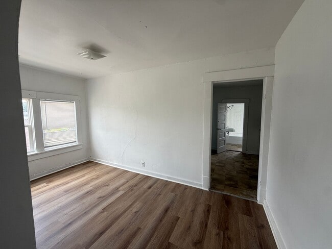 Building Photo - 2 bedroom, 1 bathroom Apartment! JULY 2026!