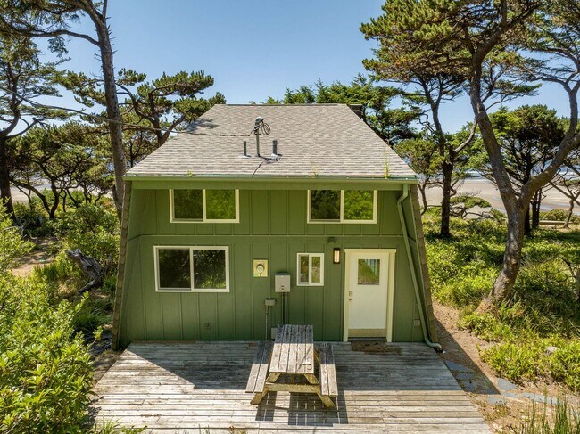 Building Photo - Beautiful Ocean Front Home in Seal Rock!