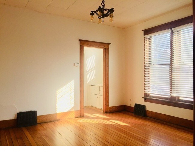 Building Photo - COUNCIL BLUFFS MOVE-IN SPECIAL 1 MONTH FREE